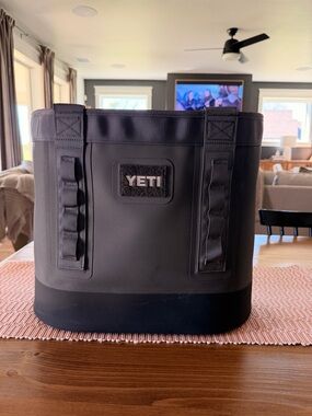 Yeti Camino 35 - Charcoal and Black